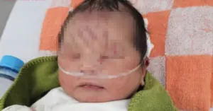 bé sơ sinh bị vùi lấp