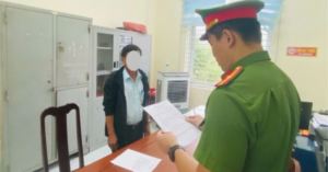 bắt tạm giam ném gạch bé 12 tuổi
