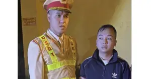 nam thanh niên không đội mũ bảo hiểm bị phát hiện ma túy