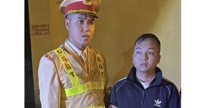 nam thanh niên không đội mũ bảo hiểm bị phát hiện ma túy