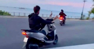 gác chân lên đầu xe máy