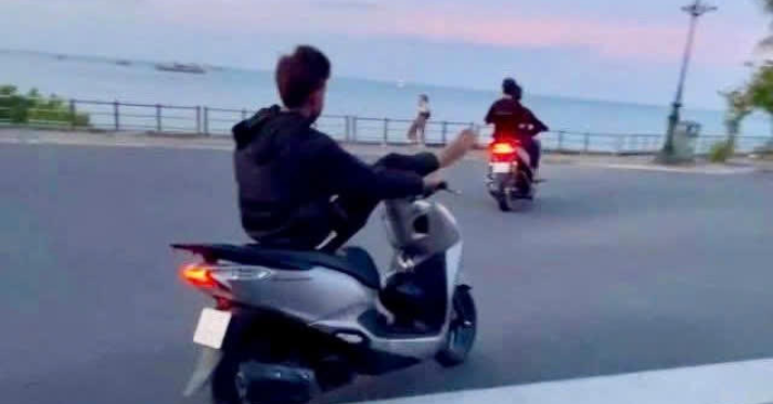 gác chân lên đầu xe máy