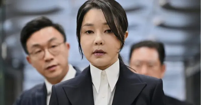 Cựu đệ nhất phu nhân Hàn Quốc Kim Keon-hee bị tuyên án 20 tháng tù vì tội hối lộ, mức án gây bất ngờ và làm dấy lên nhiều tranh luận về công lý, trách nhiệm và đạo lý cầm quyền.
