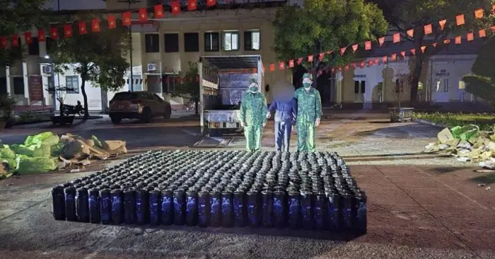 bắt giữ 472 bình khí cười