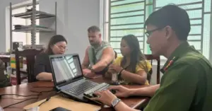 nữ nhân viên khách sạn trộm tiền