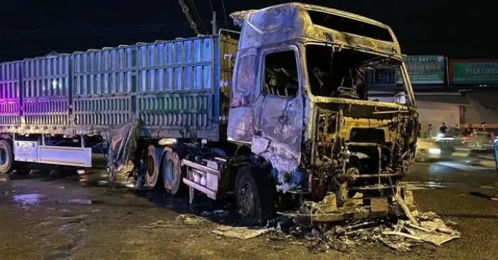 xe container bốc cháy