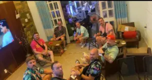 Du khách Đức mua bánh cá