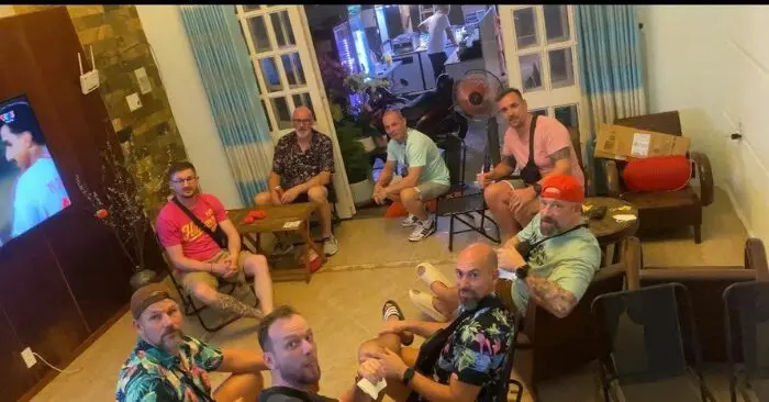 Du khách Đức mua bánh cá