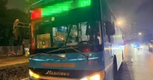 bấm còi inh ỏi trong đêm