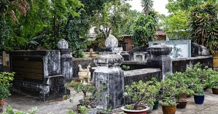 Trịnh Hoài Đức (1765 – 1825) là người ít tuổi nhất trong nhóm "Gia Định tam gia"