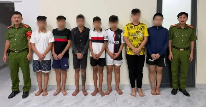 7 thiếu niên ném chai bia