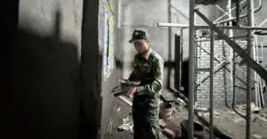 Bộ đội đặc công lội ruộng cõng vật liệu