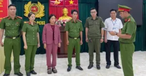 Bắt khám xét nữ kế toán Đồng Nai