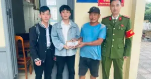 Hai nam sinh nhờ công an tìm người đánh rơi ví
