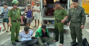 Hai kẻ trộm chó tấn công công an