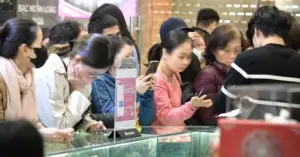 Người dân xếp hàng mua bạc