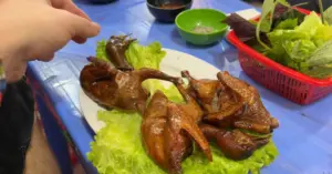 Khách Tây chi 300.000 đồng
