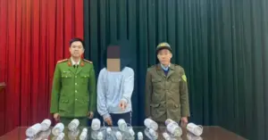 nam thanh niên mang 8,2kg pháo nổ đi bán