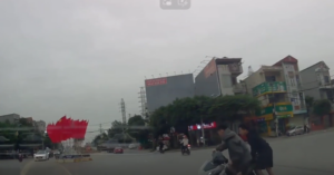 vượt đèn đỏ gặp cảnh sát