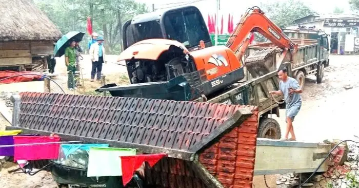 sập cổng chào thôn Đà Nẵng