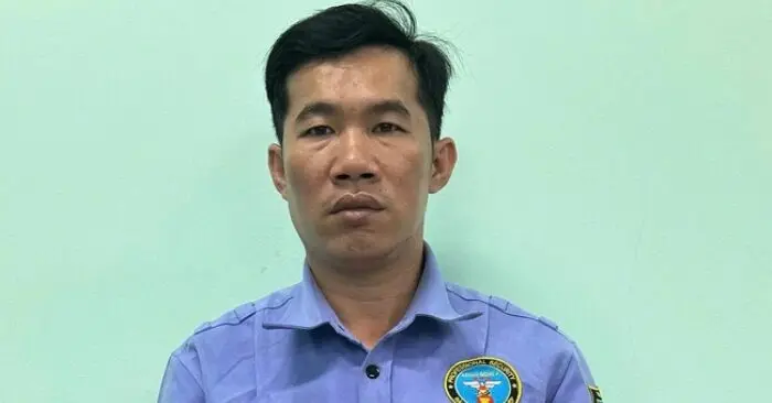 Bắt khẩn cấp người đàn ông đập ly vào đầu cô gái