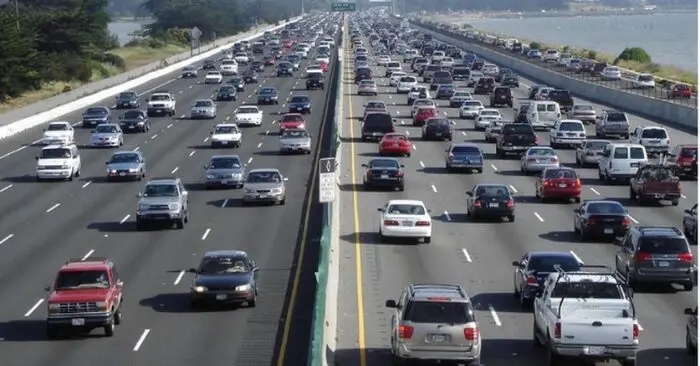 Ô tô không phải nộp phí đường bộ từ 2026.