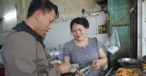 Chủ quán cơm bình dân chia sẻ chuyện hàng xóm