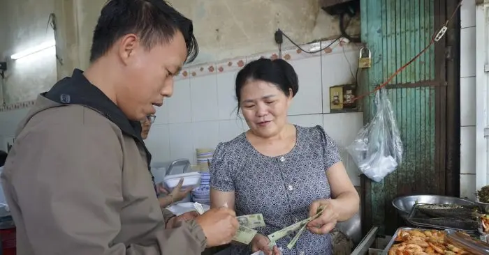 Chủ quán cơm bình dân chia sẻ chuyện hàng xóm