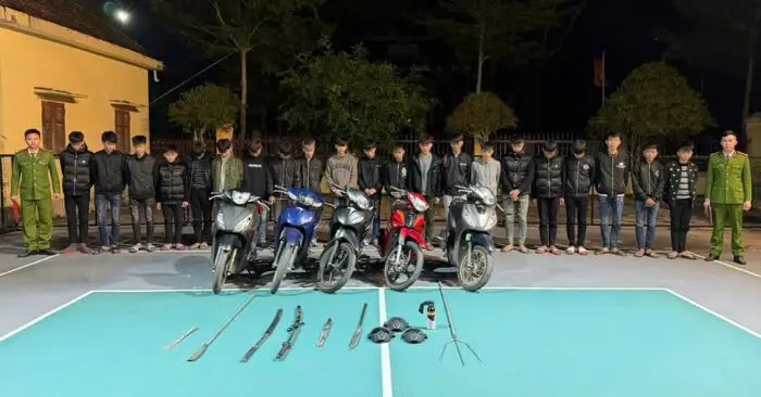 Khởi tố 9 quái xế mang hung khí