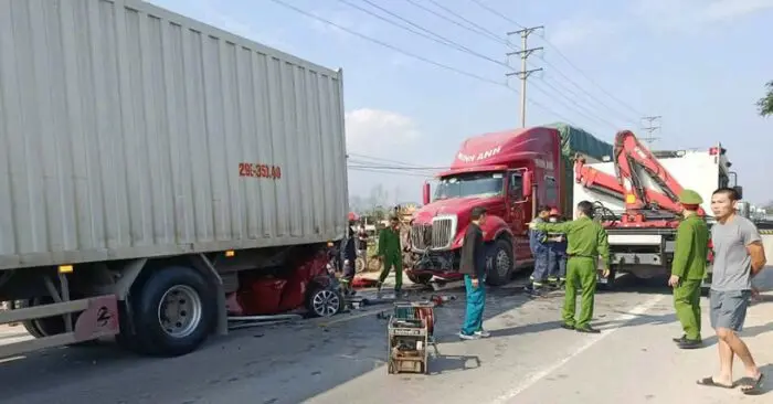 Tài xế xe container dùng điện thoại gây tai nạn liên hoàn