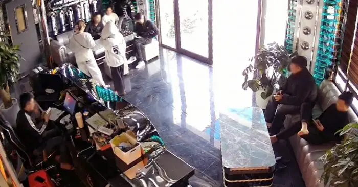 Bán hai thiếu nữ vào quán karaoke.