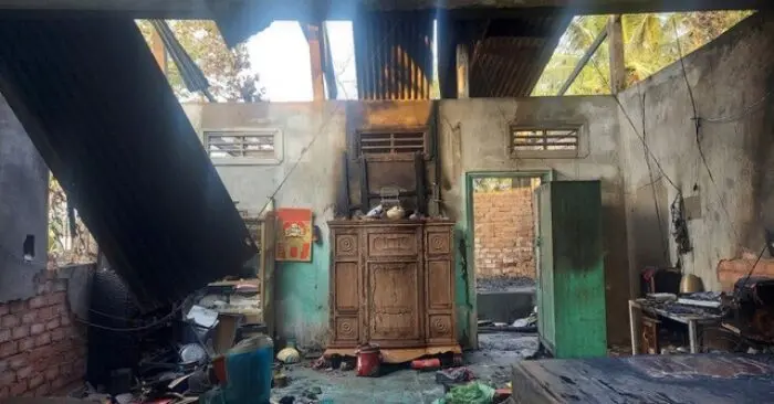 Cháu ngoại ném bom xăng