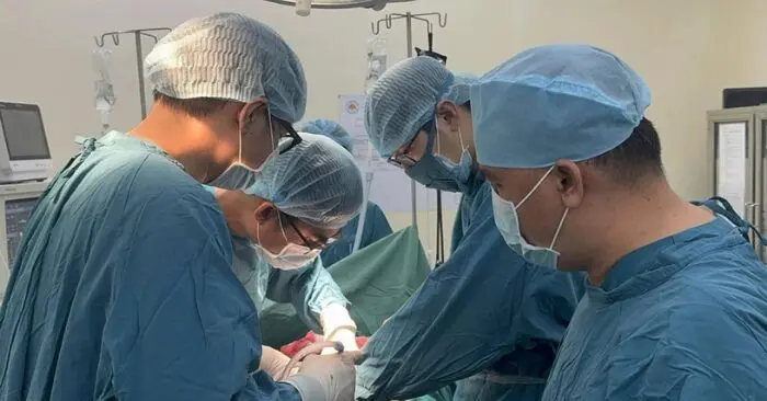 Bệnh nhân tiểu ra máu tươi nguy kịch.