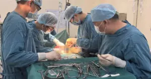 Vì sao hút thuốc lá làm tăng nguy cơ ung thư bàng quang gây tiểu máu.