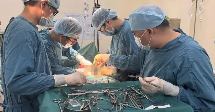 Vì sao hút thuốc lá làm tăng nguy cơ ung thư bàng quang gây tiểu máu.