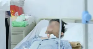 Chàng trai 28 tuổi bị thang máy kẹp cổ.
