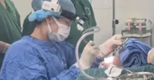 Muỗng nhựa rơi vào đường thở.