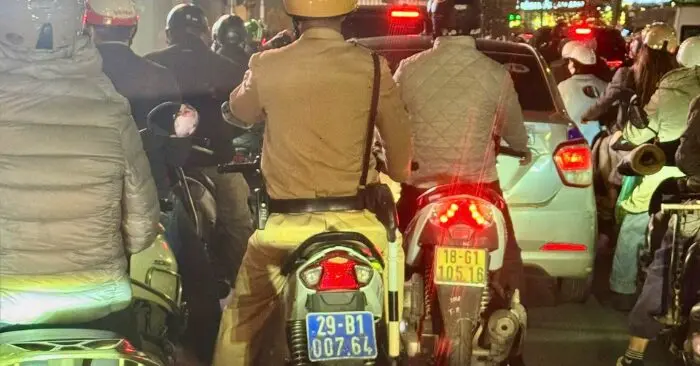 CSGT Hà Nội mở đường cấp cứu