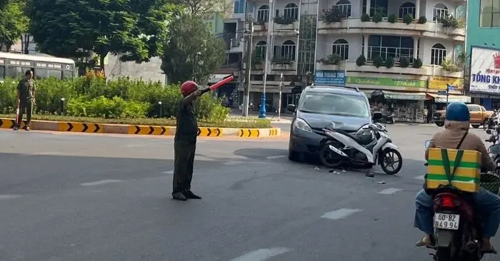 ô tô chạy ngược chiều