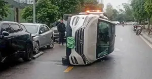 Nữ tài xế lái Tucson đâm 2 xe đang đỗ rồi lật nghiêng giữa đường Hà Nội