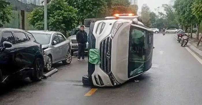 Nữ tài xế lái Tucson đâm 2 xe đang đỗ rồi lật nghiêng giữa đường Hà Nội