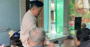 Kẻ lạ mặt đến nhà dân tặng quà miễn phí