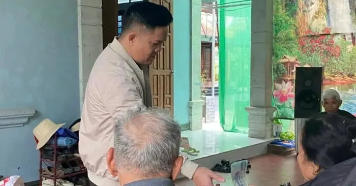 Kẻ lạ mặt đến nhà dân tặng quà miễn phí