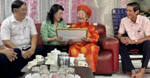 TPHCM tặng khánh vàng cho người thọ 100 tuổi