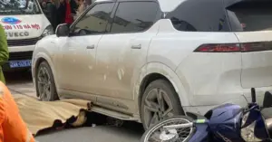 tạm giữ tài xế ô tô lùi xe