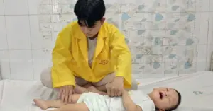 bố địu con bại não