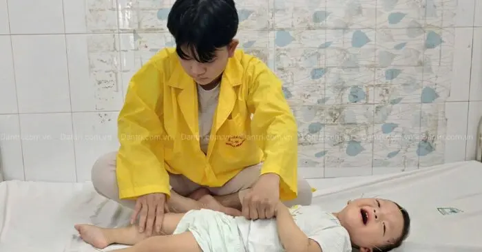 bố địu con bại não
