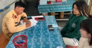 Phạt thiếu nữ chạy xe buông 2 tay ở TPHCM