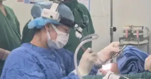 Muỗng nhựa rơi vào đường thở