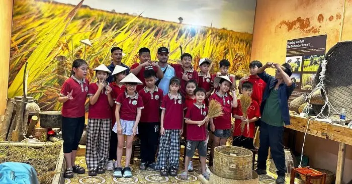 trải nghiệm xay lúa làm chổi rơm ở Ninh Bình